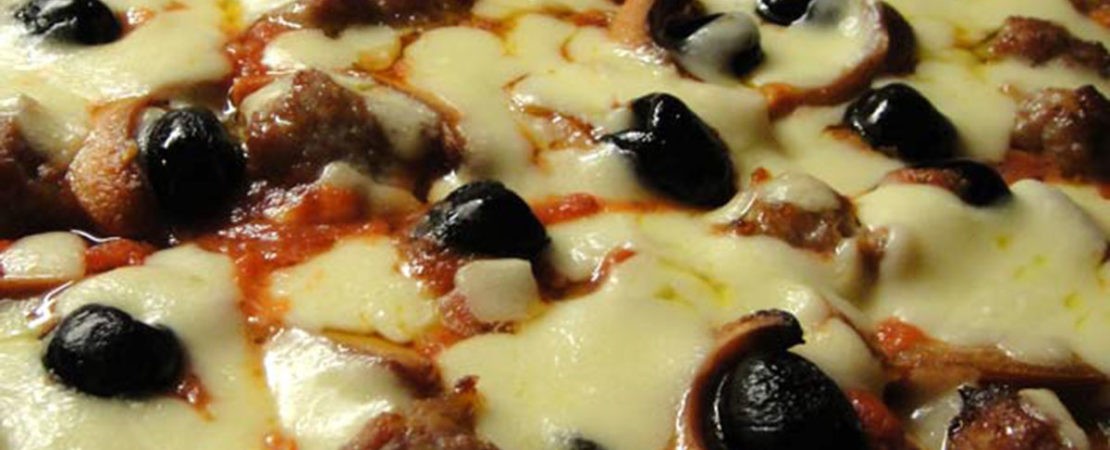 Immagine Testata: Pizza Salsiccia, Wurstel e Olive Nere in Teglia