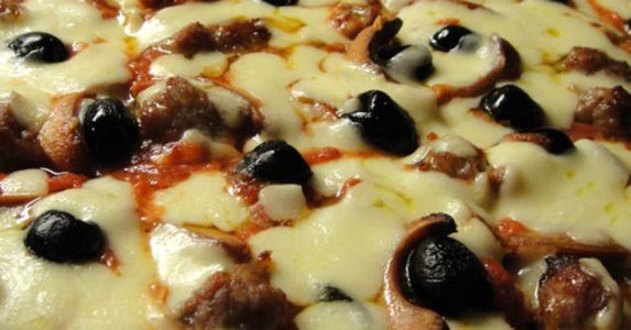Pizza Salsiccia, Wurstel e Olive Nere in Teglia