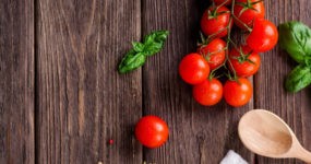 Basilico e pomodorini rossi