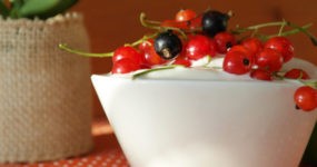 Coppetta di yogurt con mirtilli rossi e neri